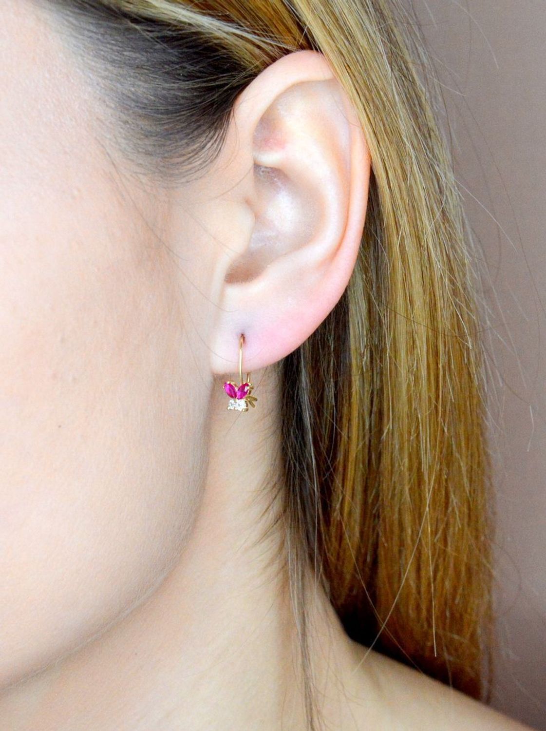 Złote kolczyki 375 motylki z czerwoną cyrkonią KL 6773B 375. Złote kolczyki wykonane z najwyższej jakości żółtego złota, próba 375, waga około 0,68 gram. Kolczyki w minimalistycznym stylu, wpisujące się w obecne trendy modowe. Idealn.jpg